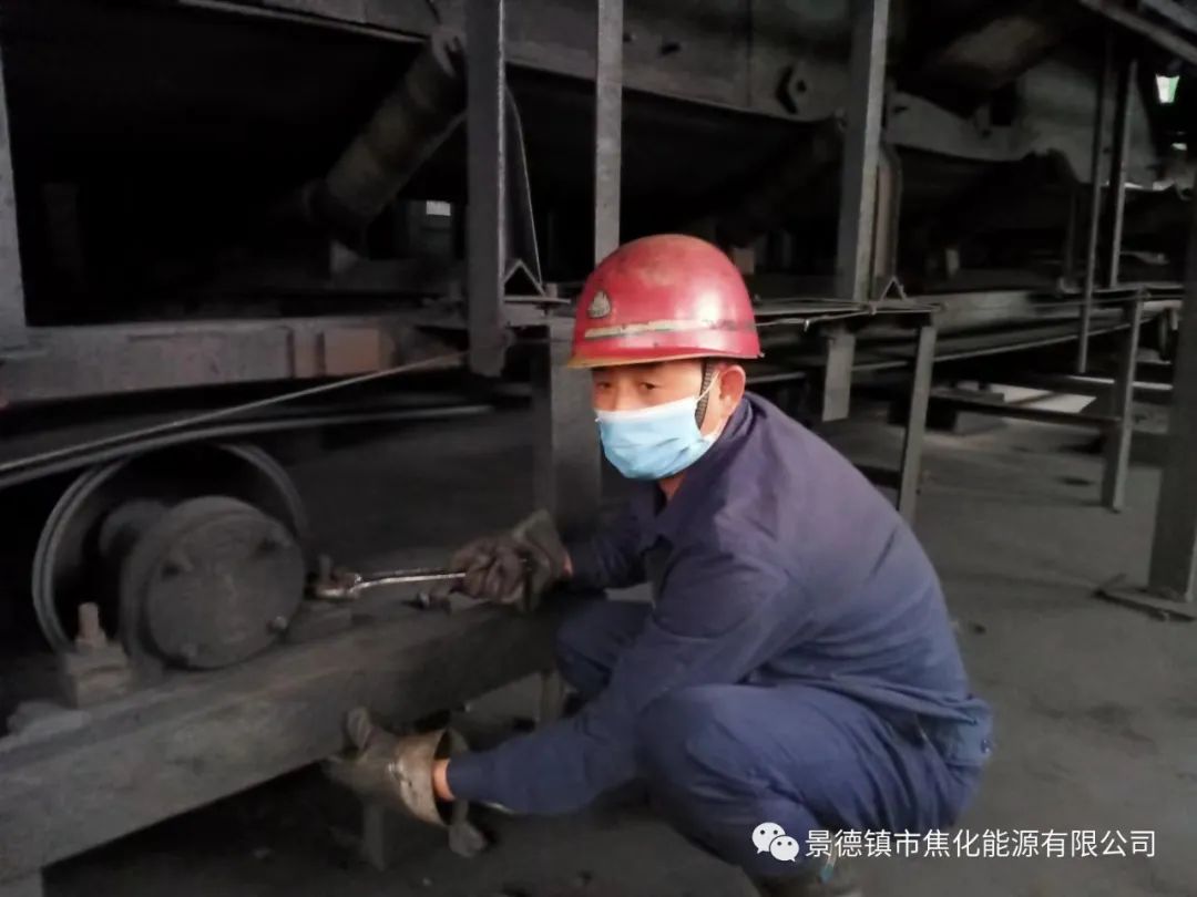 “老線這邊人手不夠，你們那邊有誰可以過來支援？”“好的，我馬上來?！甭牭竭@個消息時，羅國安剛剛結(jié)束新線的維修工作，但他二話不說，立即拿起維修包，投入到老線的維修工作當中。每天工作10小時以上已經(jīng)成為抗疫期間的常態(tài)，雖然身體很疲憊，但是他沒有任何怨言，“確實很辛苦、很累，但現(xiàn)在正是特殊時期，只有保障公司生產(chǎn)經(jīng)營“不斷檔”，我們生活才能“不斷線”，恰恰我所在的運輸廠就是承擔著焦炭煤炭運輸?shù)闹匾氊?，所以我更應該恪盡職守，保障好這些設(shè)備的穩(wěn)定運行?！?jpg
